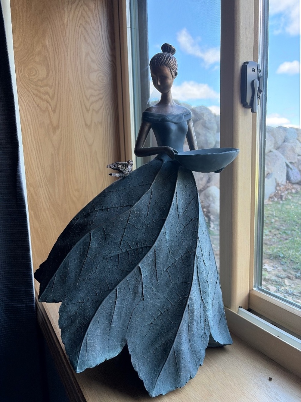 Leaf dancer bird seed or water feeder